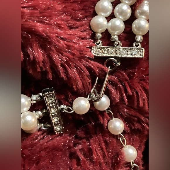 Gorgeous vintage 3-strand faux Pearl choker with matching pierced earrings - Picture 5 of 9